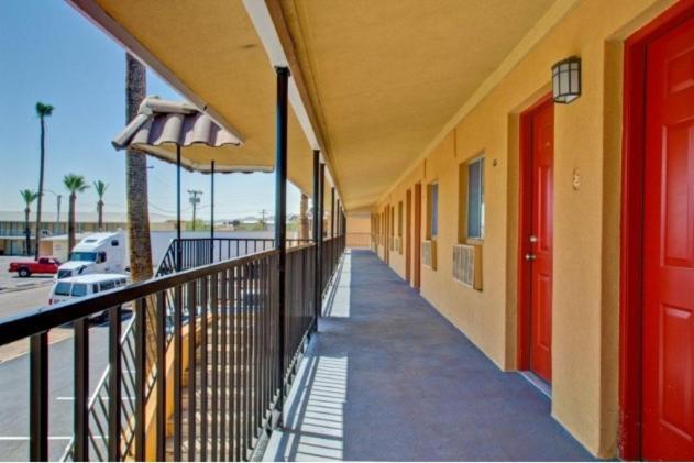 Payless Inn Phoenix Exterior photo